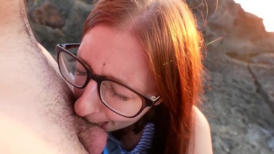 На пляже, рыжая девушка в очках испытывала страстное желание посветить своему парню.